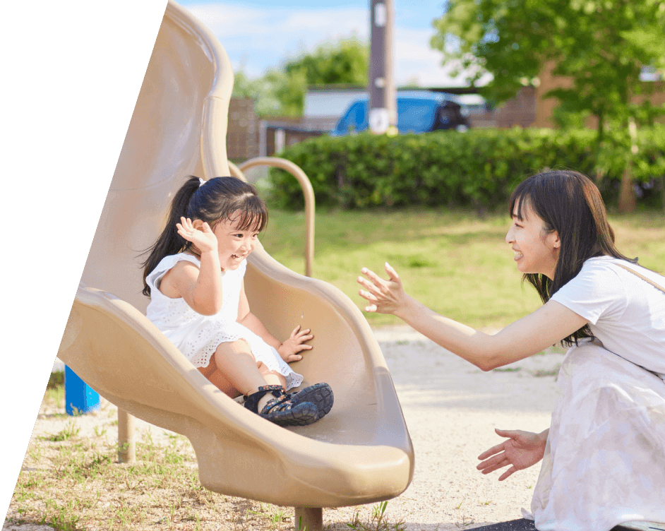 お母さんが子供と遊んでいる様子