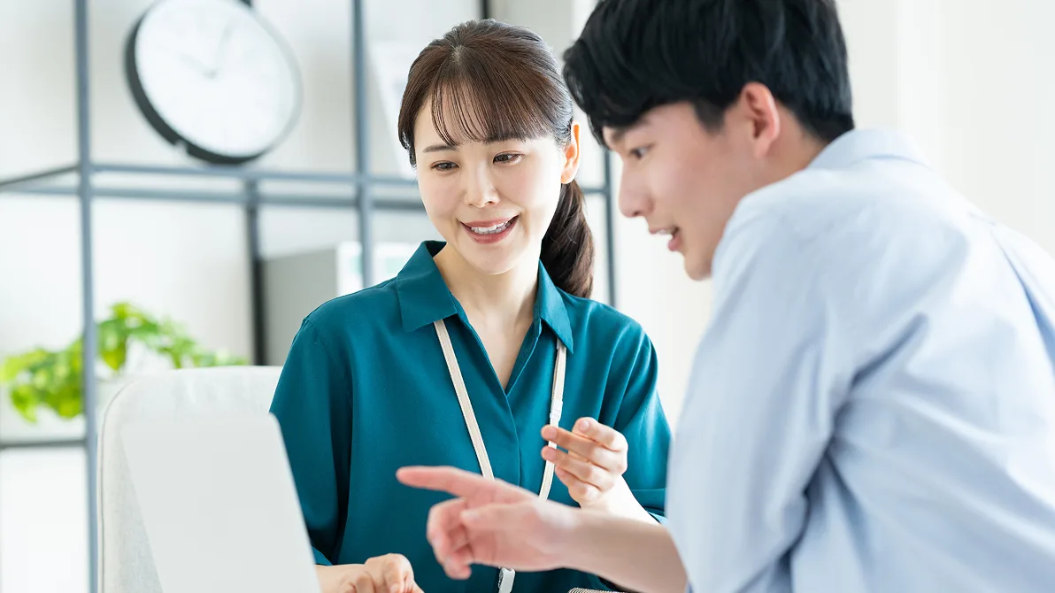 スタッフに入居のご相談をされている様子