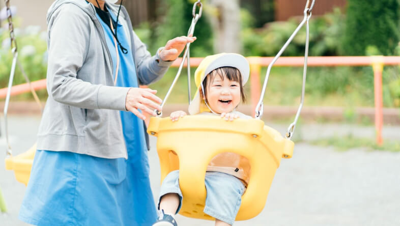 子供と公園で遊ぶ様子