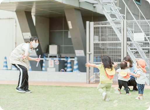園内の外で遊んでいる様子