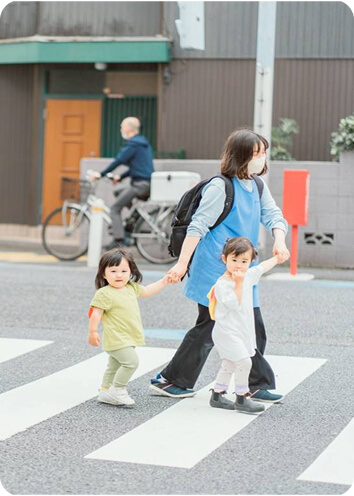 遠足で歩いている様子