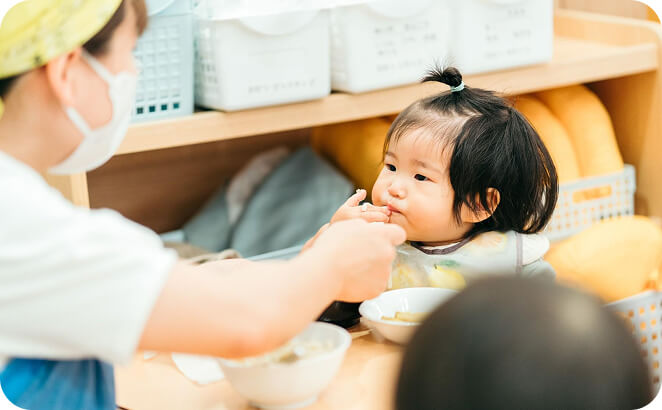 赤ちゃんにご飯を食べさせている様子