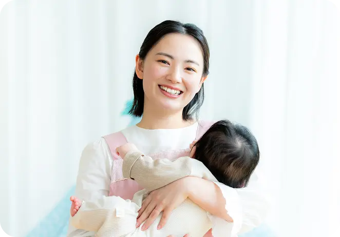 児童指導員が乳児と向き合っている様子