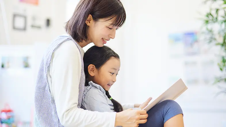 保育士と子どもが向き合っている様子