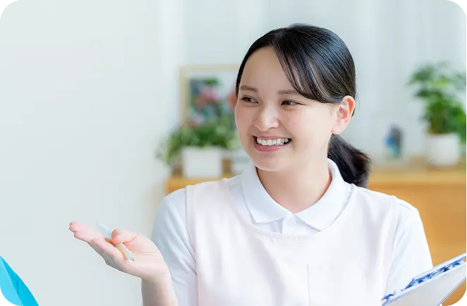 看護師が笑顔で話している様子