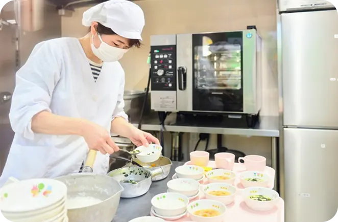 調理師が給食を準備している様子
