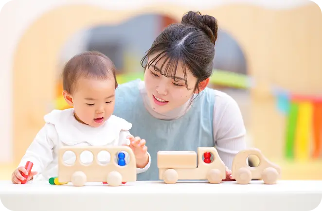 子育て支援員がパソコンで業務をしている様子