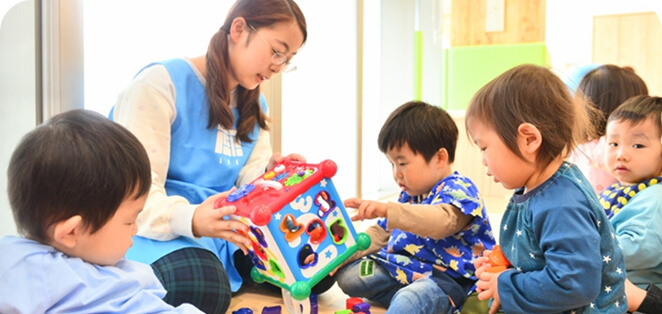 保育園で子供と遊んでいる様子