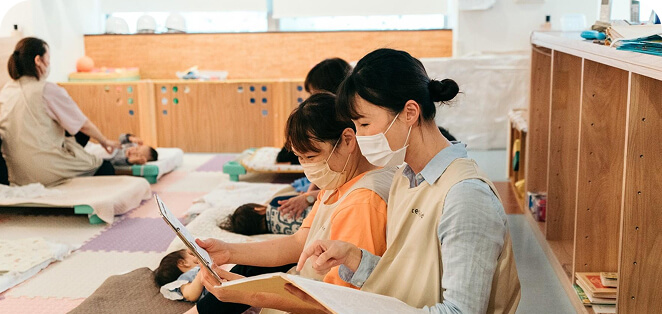 保育園で子供と遊んでいる様子