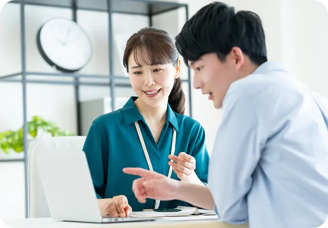 サービス管理責任者が資料を確認している様子