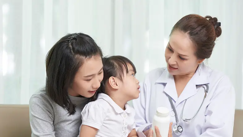 看護師が子供と会話をしている様子