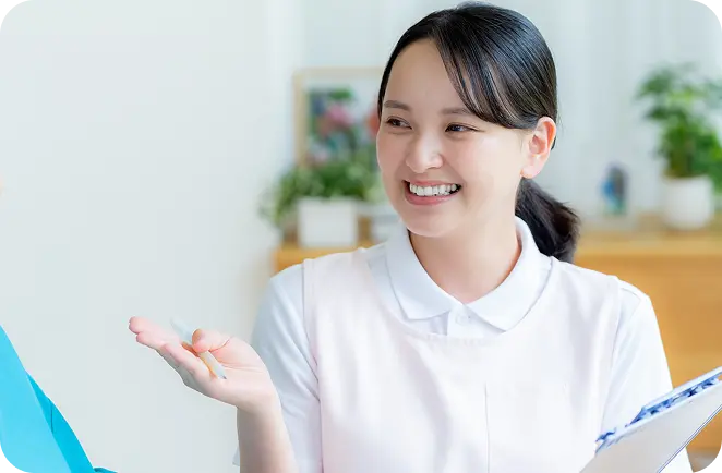 看護師が利用者と会話をしている様子