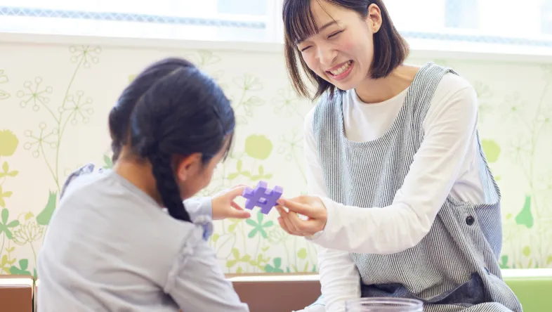 スタッフが笑顔で撮影してもらっている様子