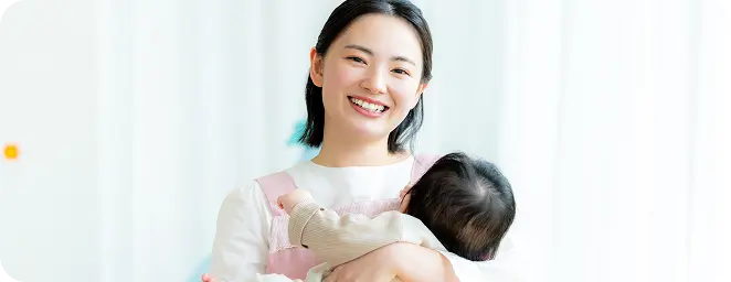 子供を抱いているスタッフの様子
