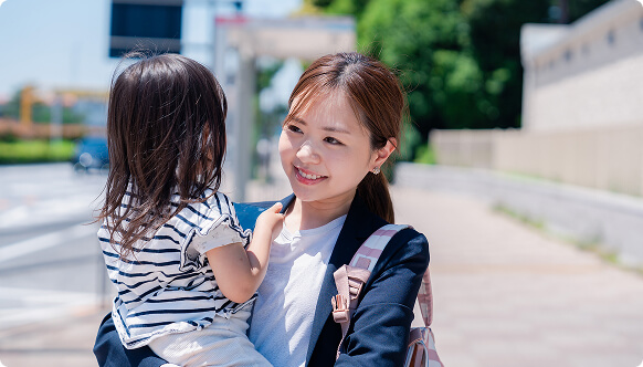 子供を抱えている母