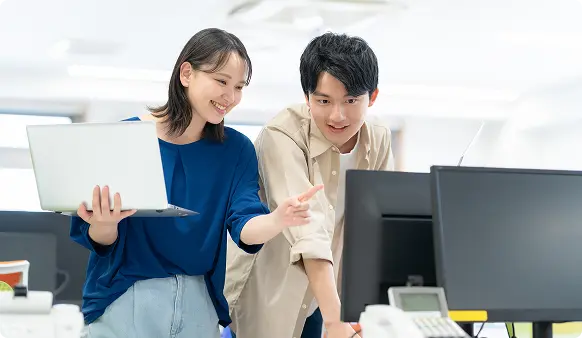 スタッフがデータを分析している様子