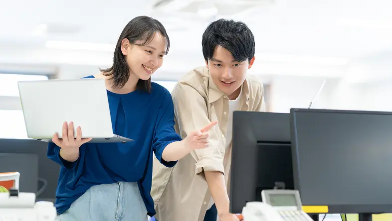スタッフが打ち合わせをしている様子