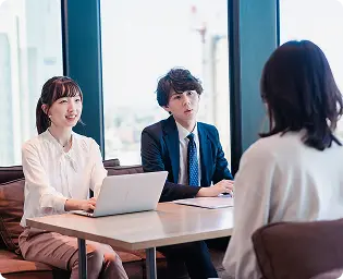 ３人のスタッフが会議をしている様子