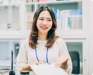 女性スタッフの画像