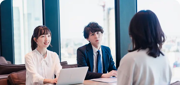 ３人のスタッフが会議をしている様子