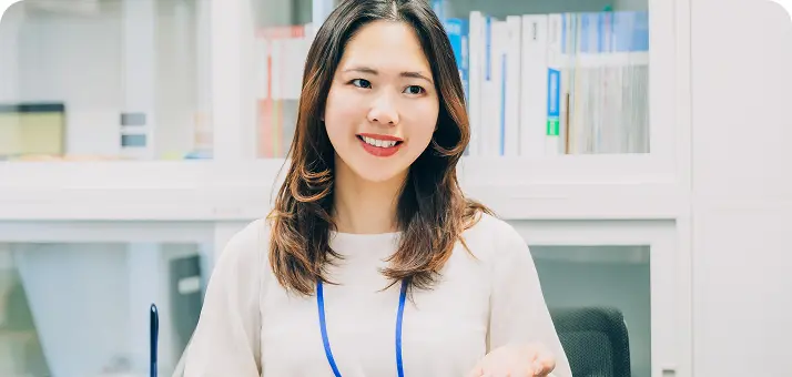 女性スタッフの画像