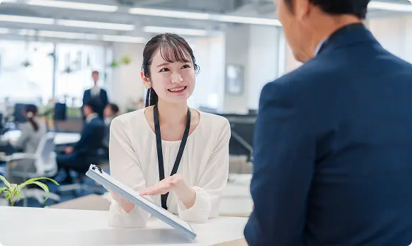 オフィスで話し合うスタッフの様子